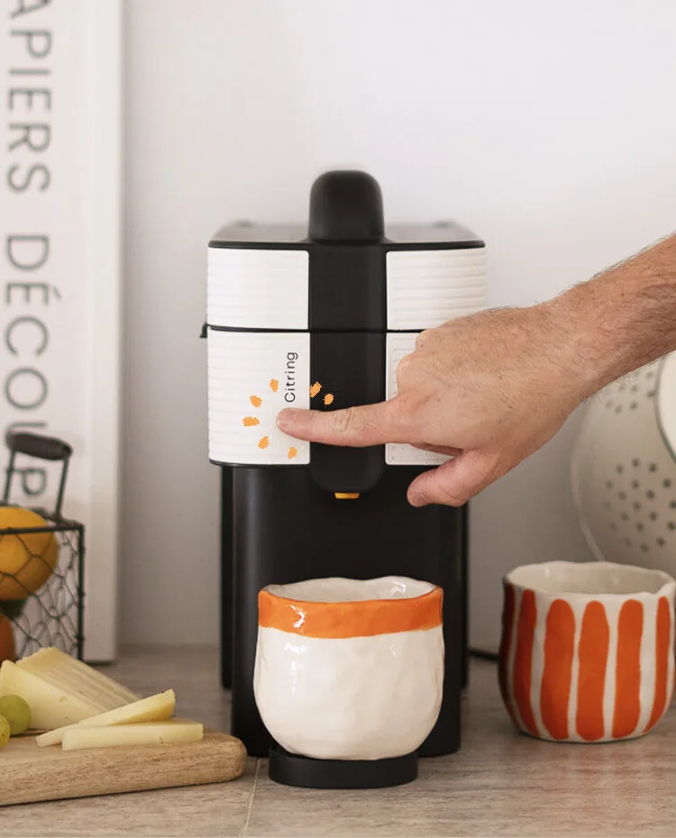 Hand drückt die beleuchtete Starttaste an der Front der Citring One