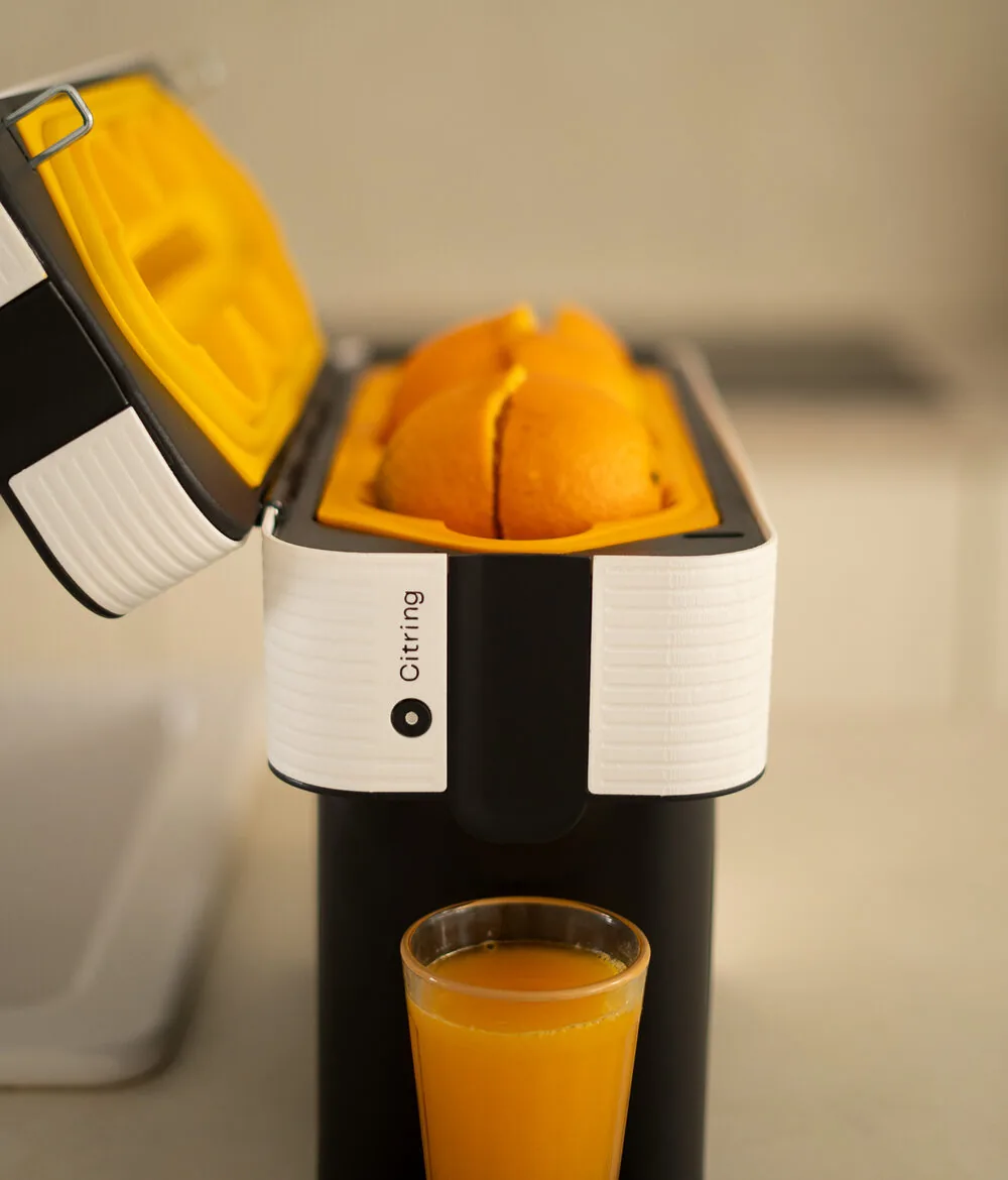 Citring One Orangenpresse mit frischen Orangen auf einer Küchenarbeitsplatte